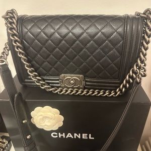 Black chanel boy medium size great condition